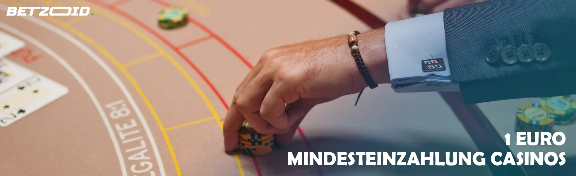 Ein Spieler legt Chips auf den Casinotisch.