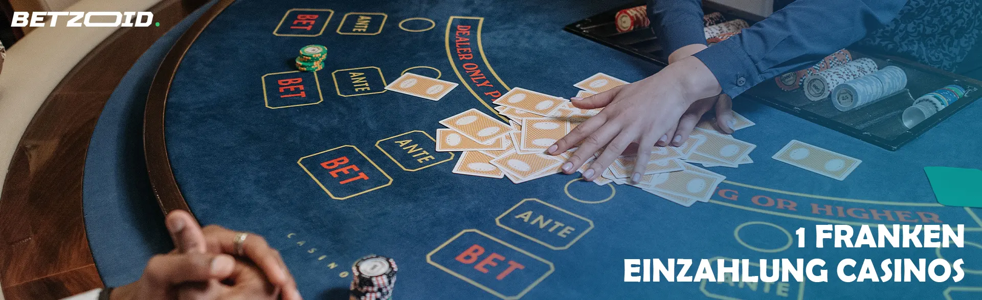 Der Croupier hält Karten auf dem Casinotisch.