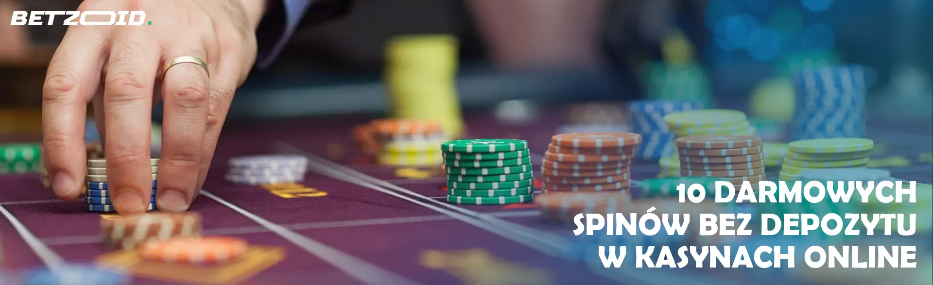 Gracz kładzie żetony na stole w kasynie.