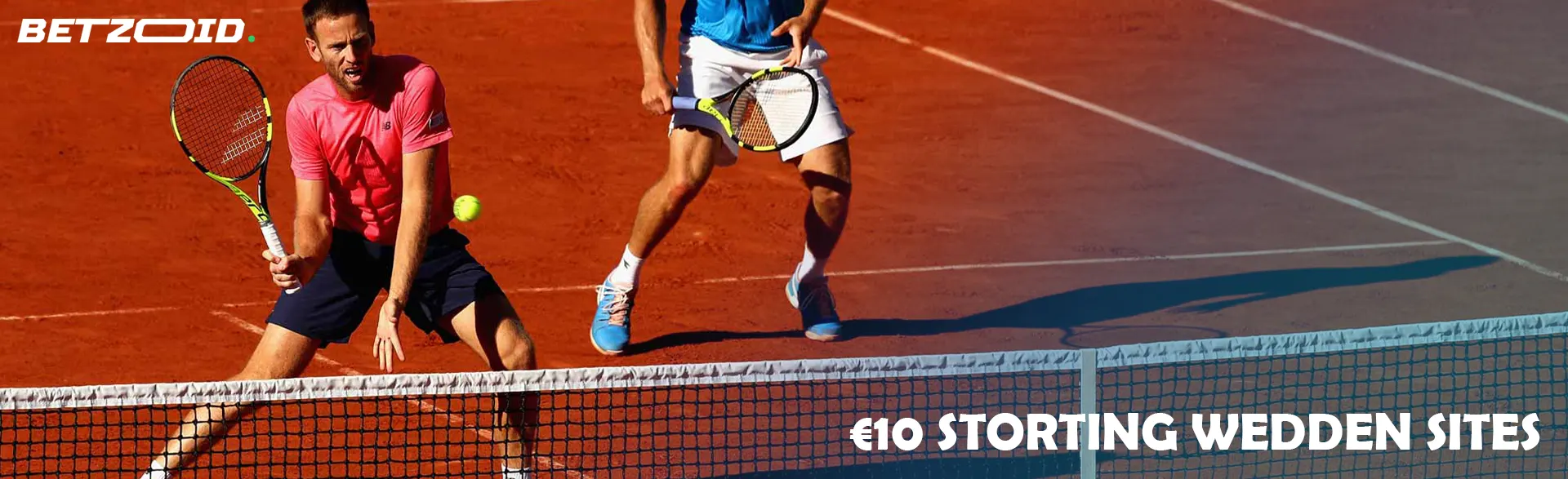 Tennisspelers met rackets tijdens een spel.