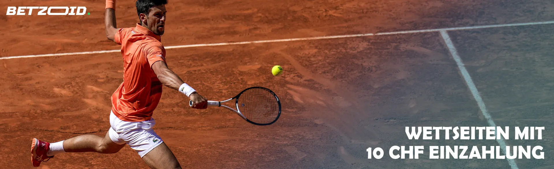 Ein Tennisspieler versucht, den Ball zu schlagen.