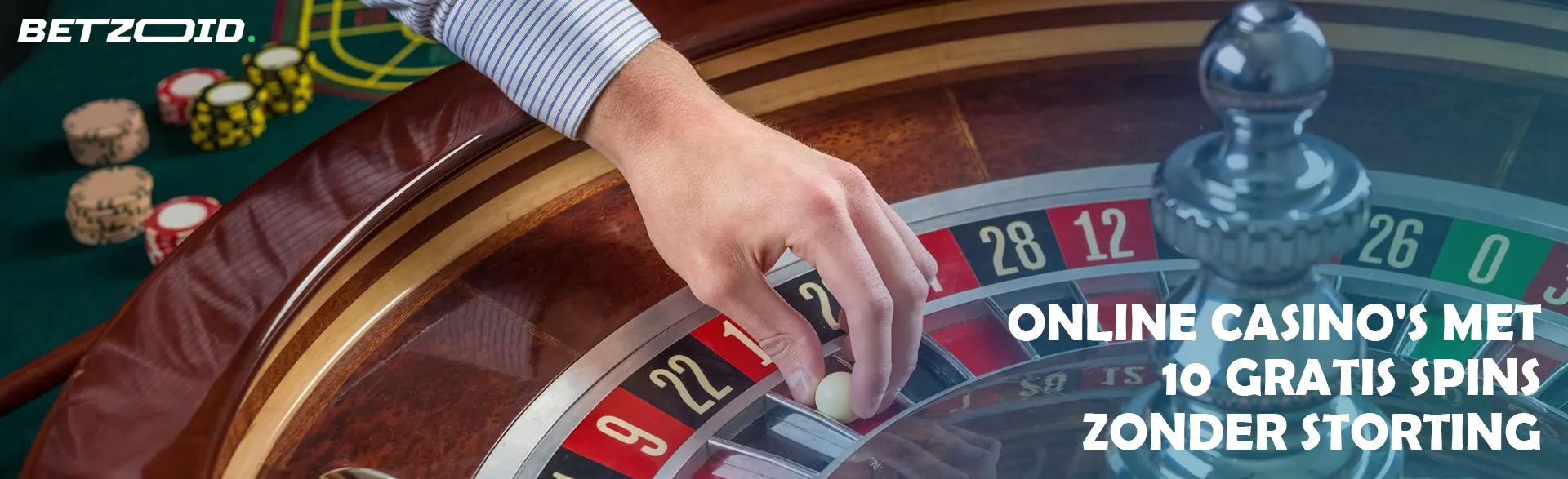 De speler plaatst het balletje op het roulettewiel.