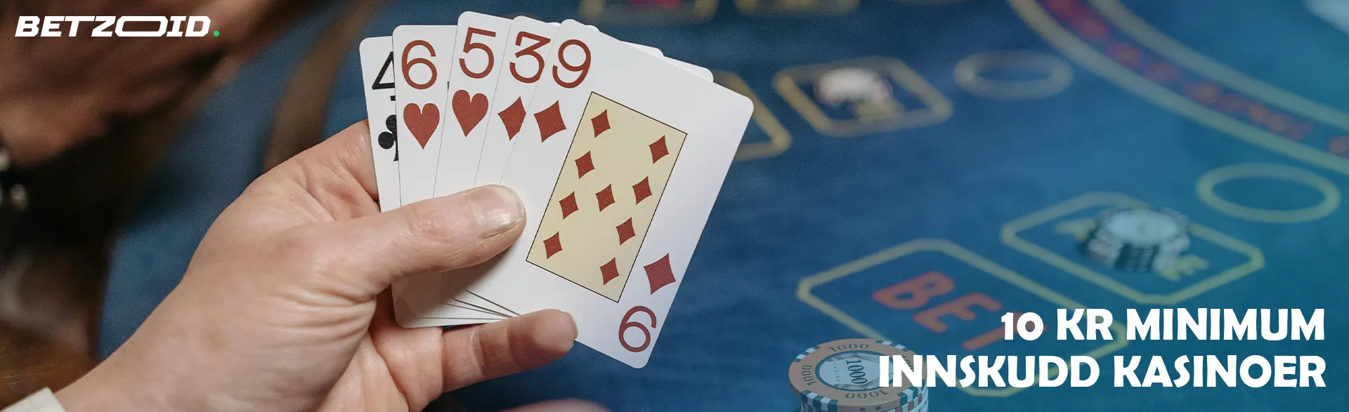 Spiller som holder kort på kasinobordbakgrunn.