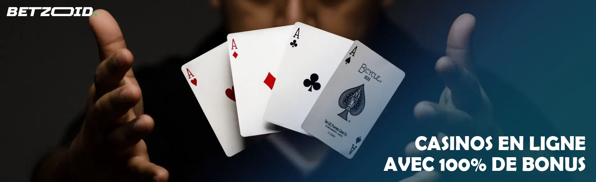 Homme tenant des cartes à jouer en l’air.