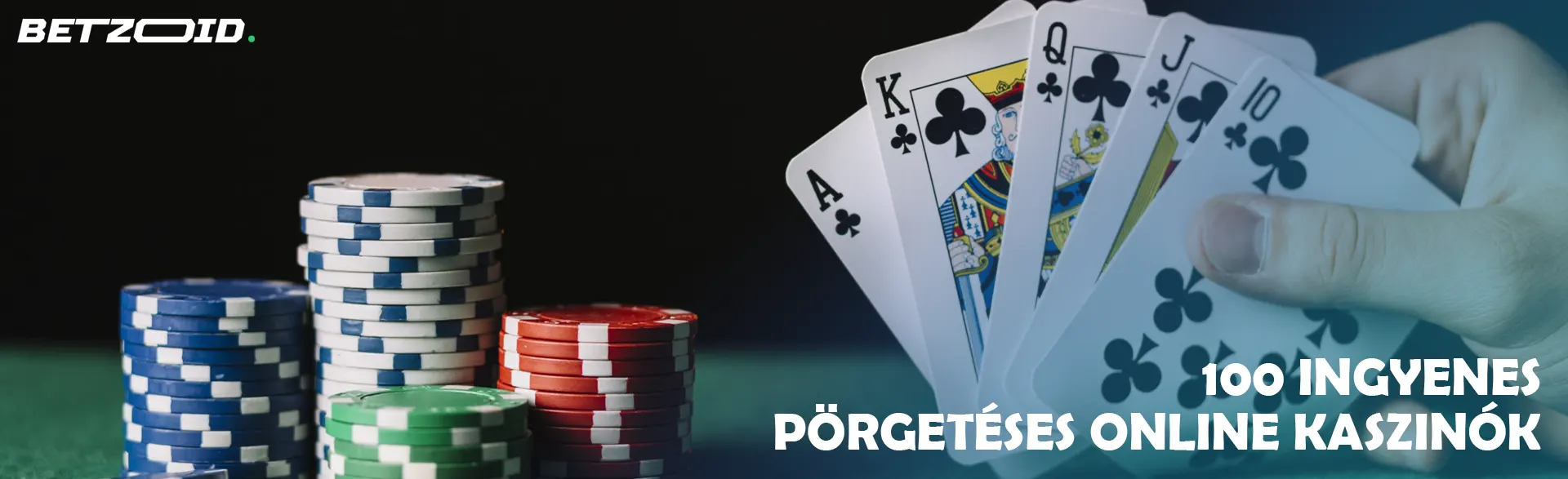 A játékos kaszinó zsetonok mellett tartja a kártyákat.