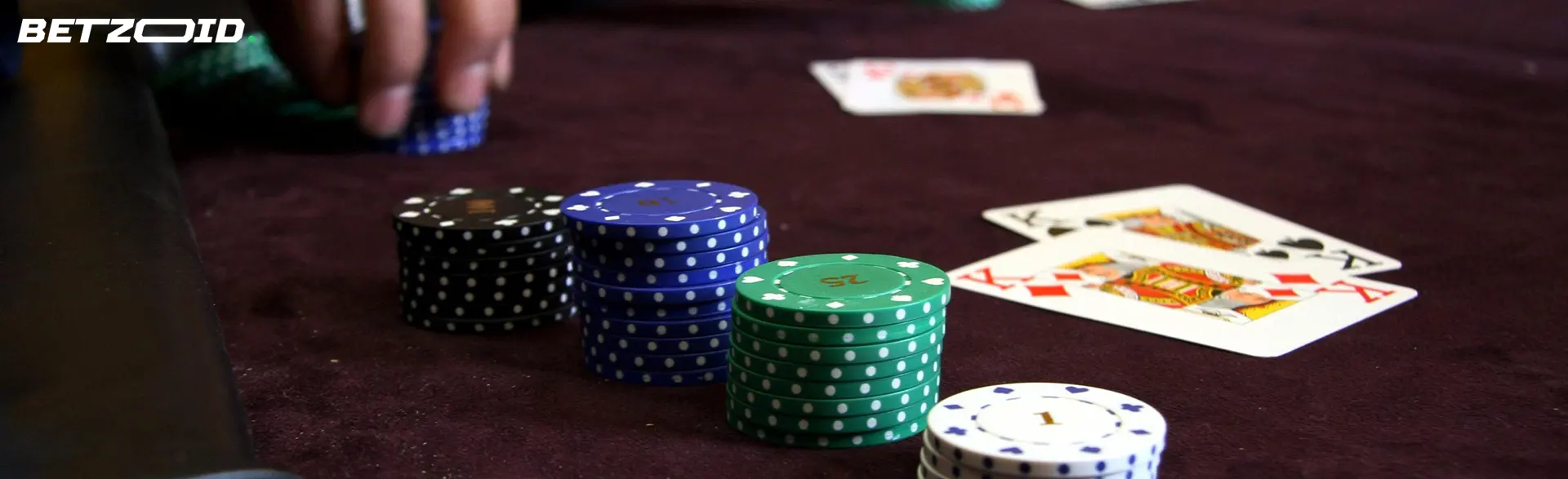 Fichas de diferentes colores y cartas sobre la mesa.