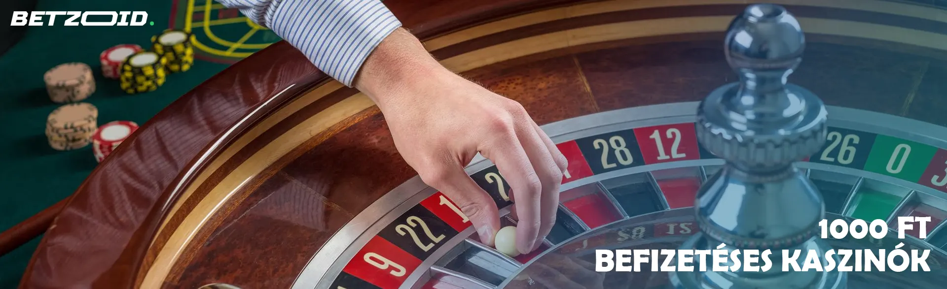 A játékos a rulettkerékre helyezi a golyót.