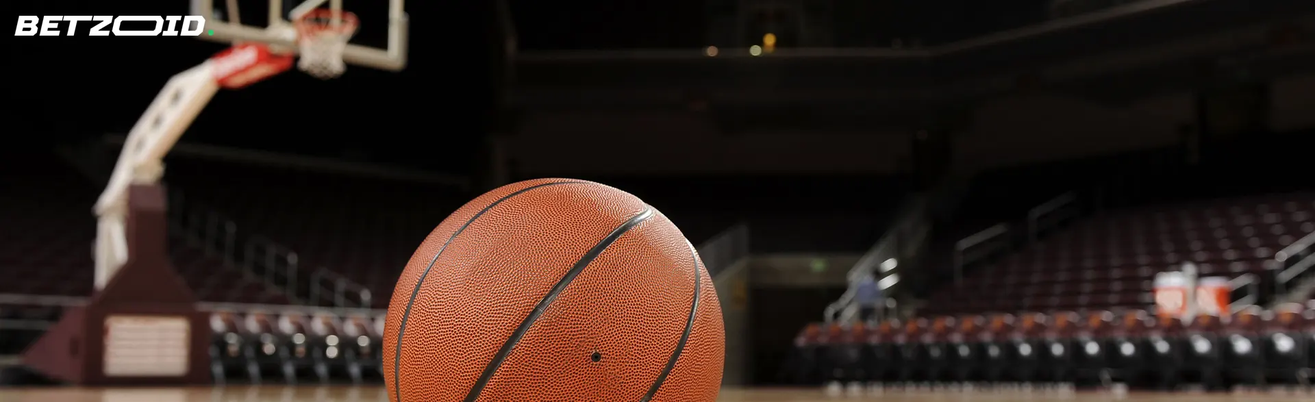 Una pelota de baloncesto en una cancha vacía.
