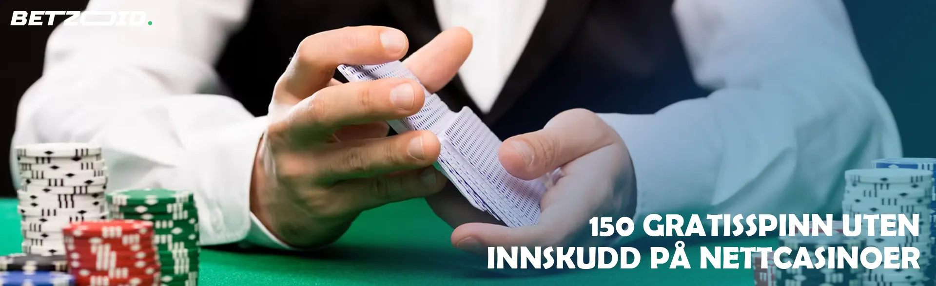 Spilleren stokker kortene ved siden av kasinosjetongene.