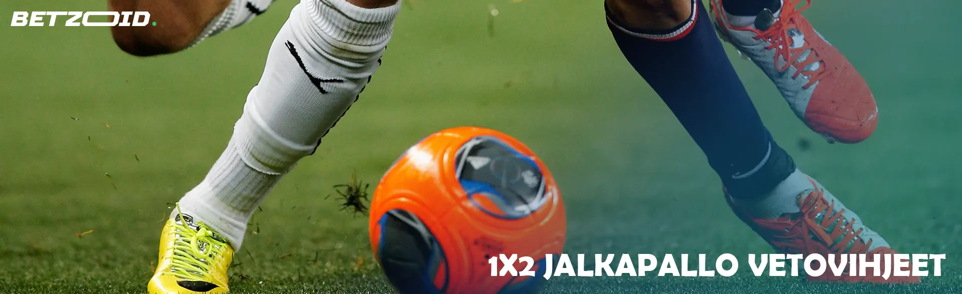 Pallosta taistelevien jalkapalloilijoiden jalat.