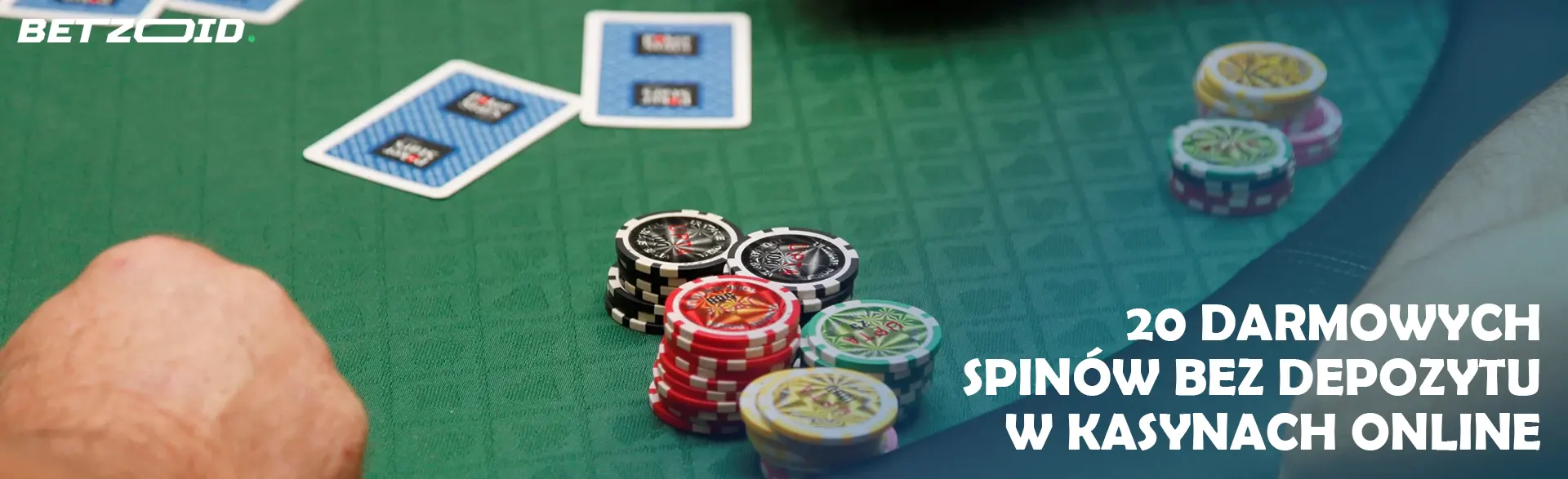 Karty i żetony na stole w kasynie.