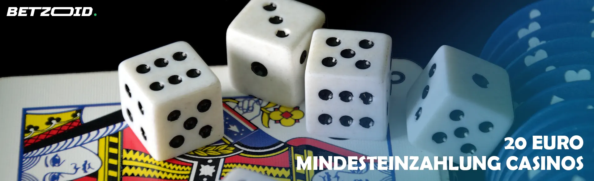 Die Würfel und Chips liegen auf den Karten.