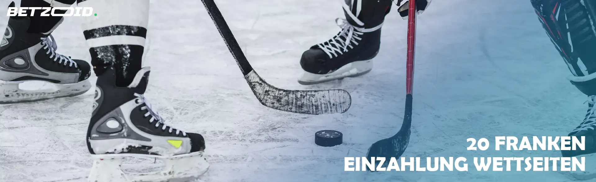 Hockeyspieler kämpfen auf dem Eis um den Puck.