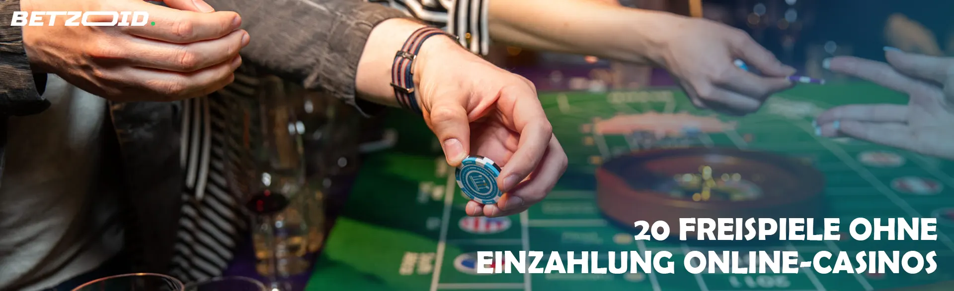 Der Spieler hält die Chips über den Roulettetisch.