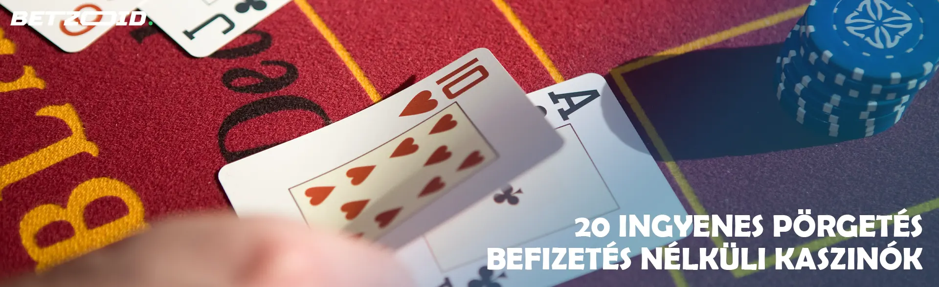 A játékos kártyákat helyez a kaszinóasztalra.