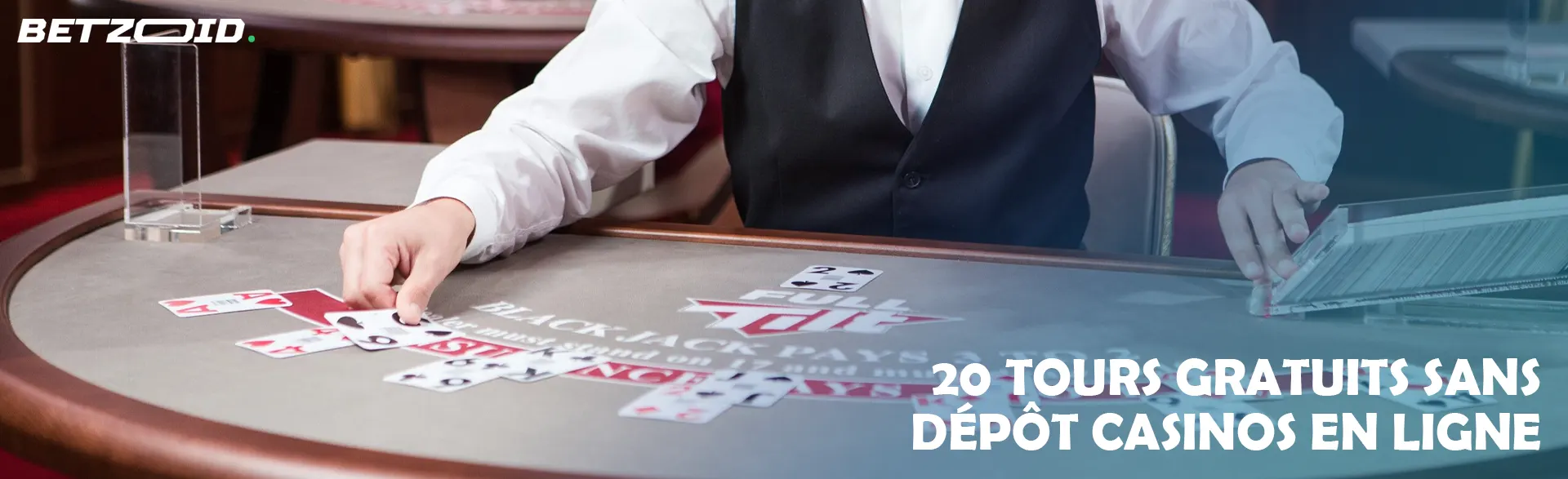 Le croupier dispose les cartes sur la table du casino.
