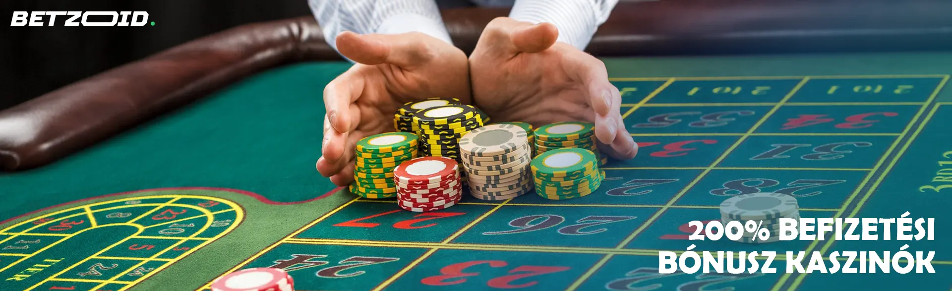 Egy játékos egy halom zsetont tart egy kaszinóasztalon.