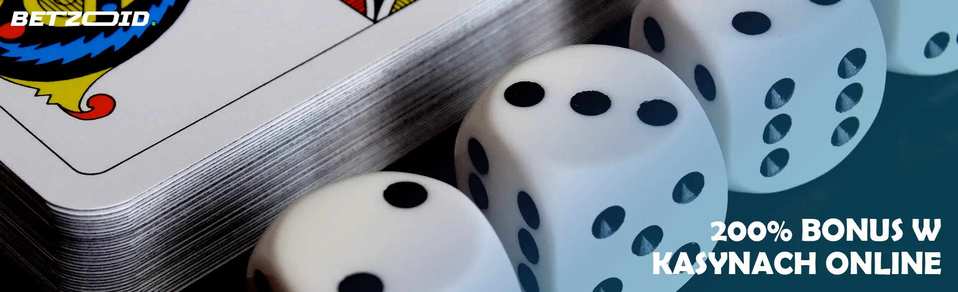 Kości obok talii kart.