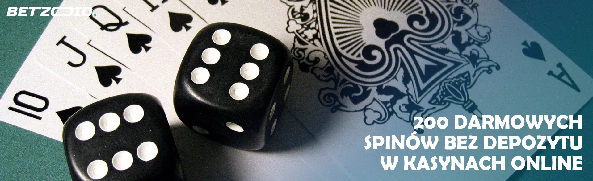 Czarne kości leżą na kartach do gry.