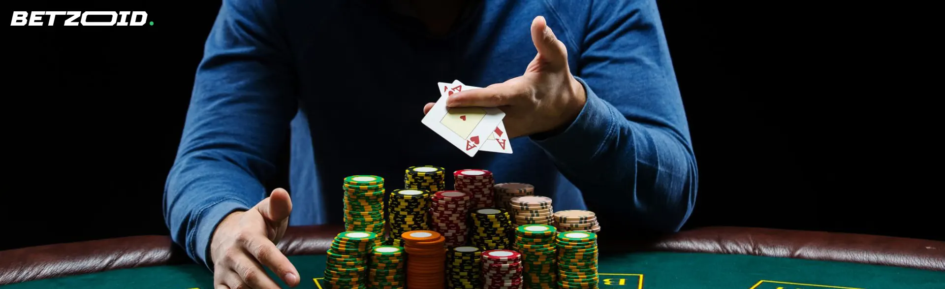 Ein Spieler hält Karten über Casino-Chips.