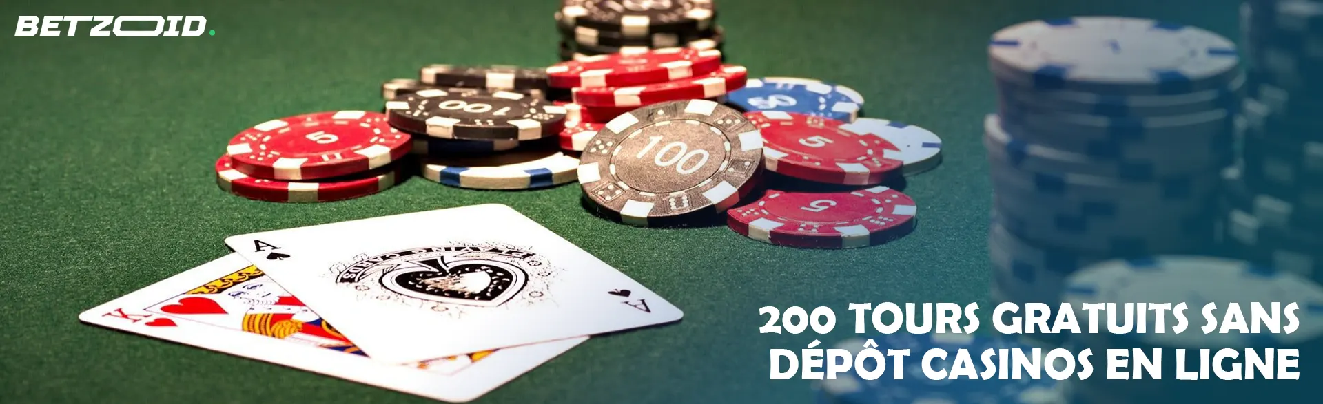 Cartes à côté des jetons sur la table du casino.