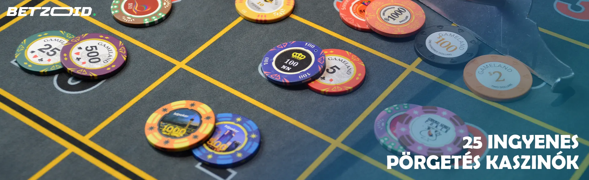 Többszínű zsetonok egy kaszinóasztalon.