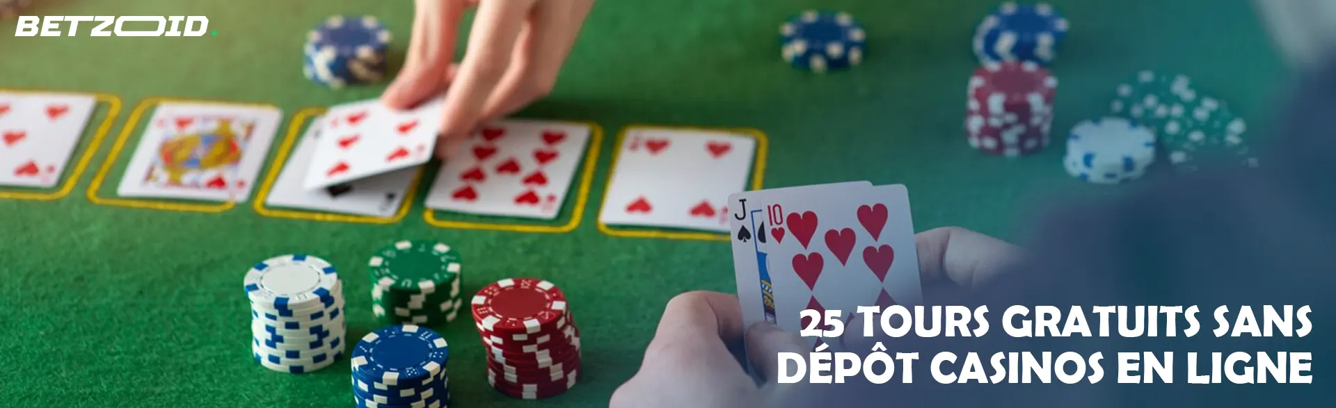 Les joueurs placent des cartes sur la table pendant la partie.