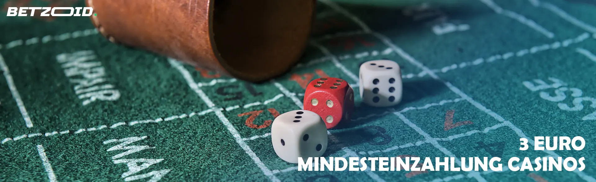 Würfel neben der Wurfschale.