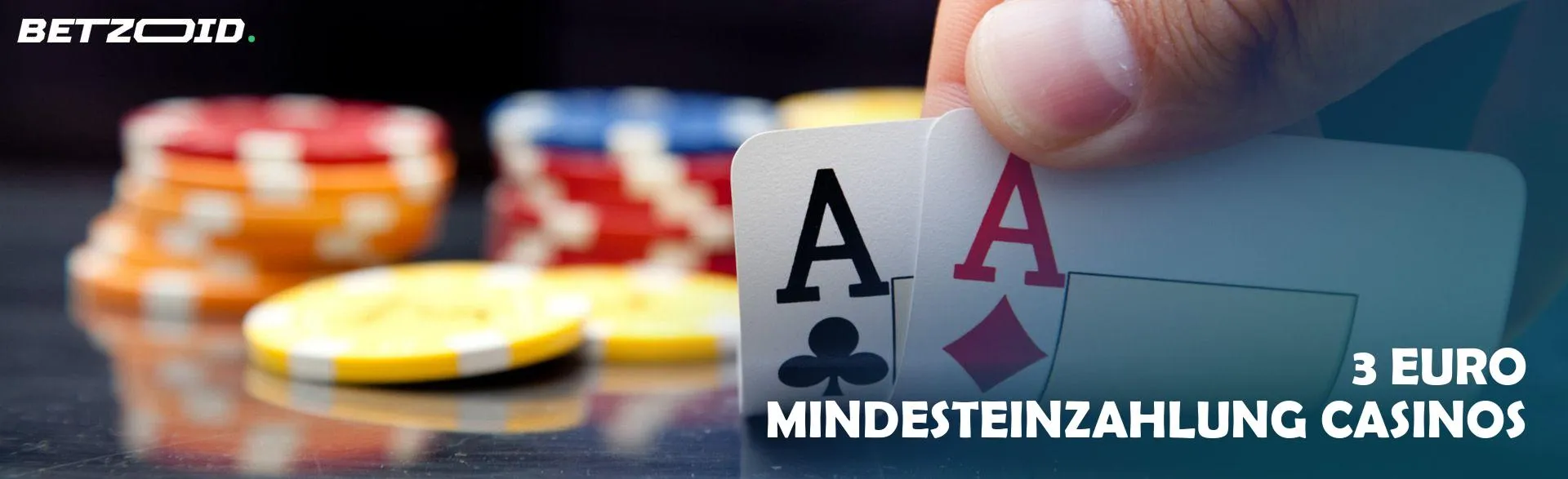 Der Spieler hält Karten auf dem Hintergrund von Casino-Chips.