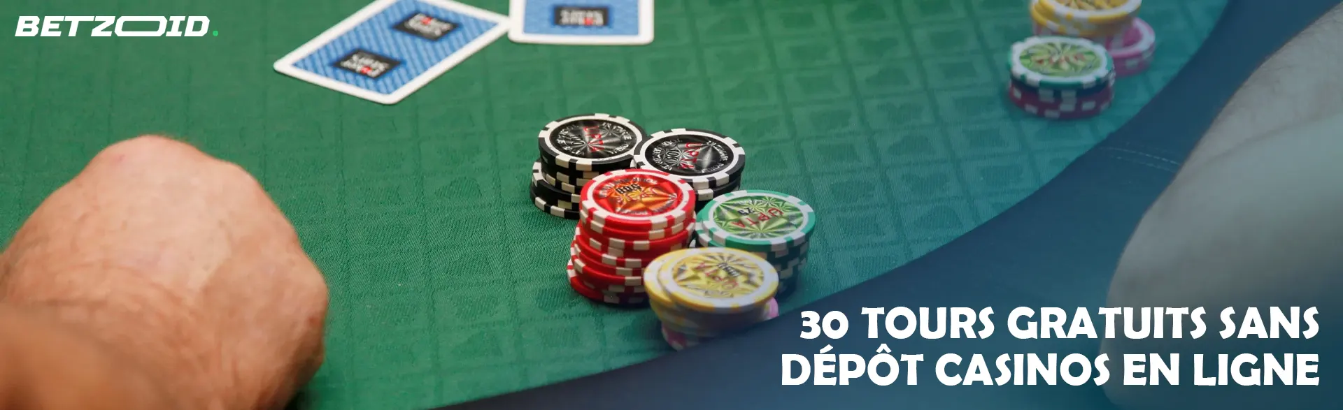 Cartes et jetons sur la table du casino.