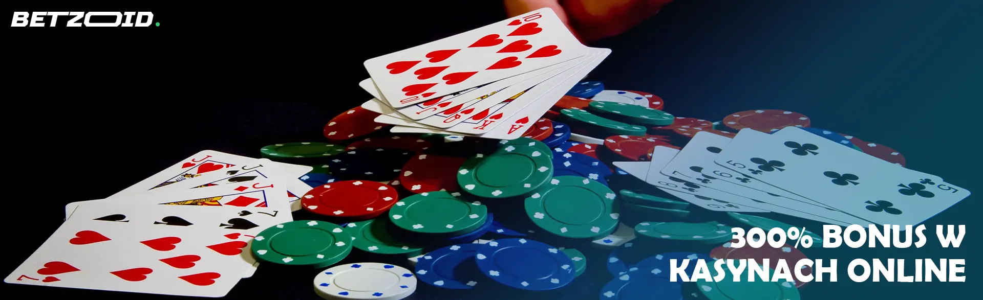 Karty i żetony na ciemnym tle.