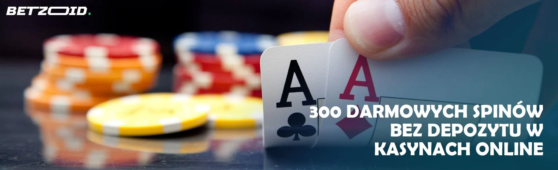 Gracz trzyma karty na tle żetonów kasynowych.