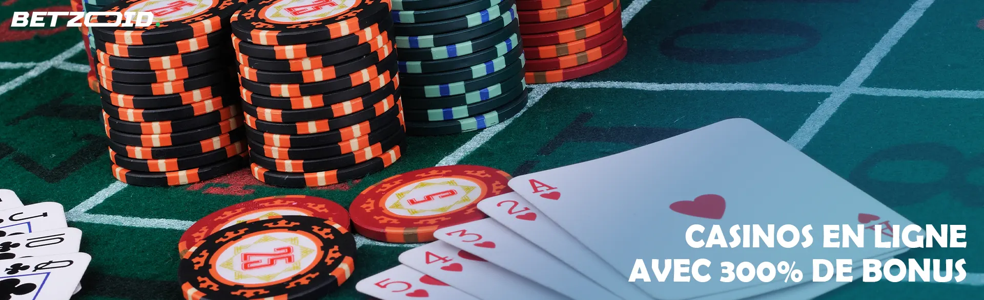 Cartes et jetons sur la table du casino.