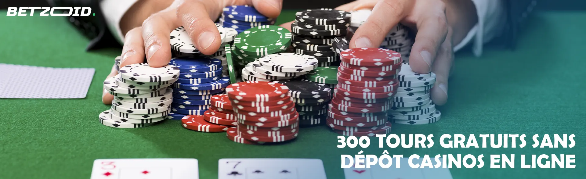 Un joueur tient une pile de jetons de casino à côté de cartes à jouer.