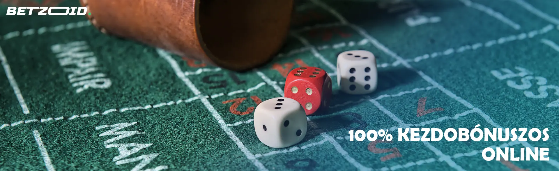 Kocka a dobótál mellett.