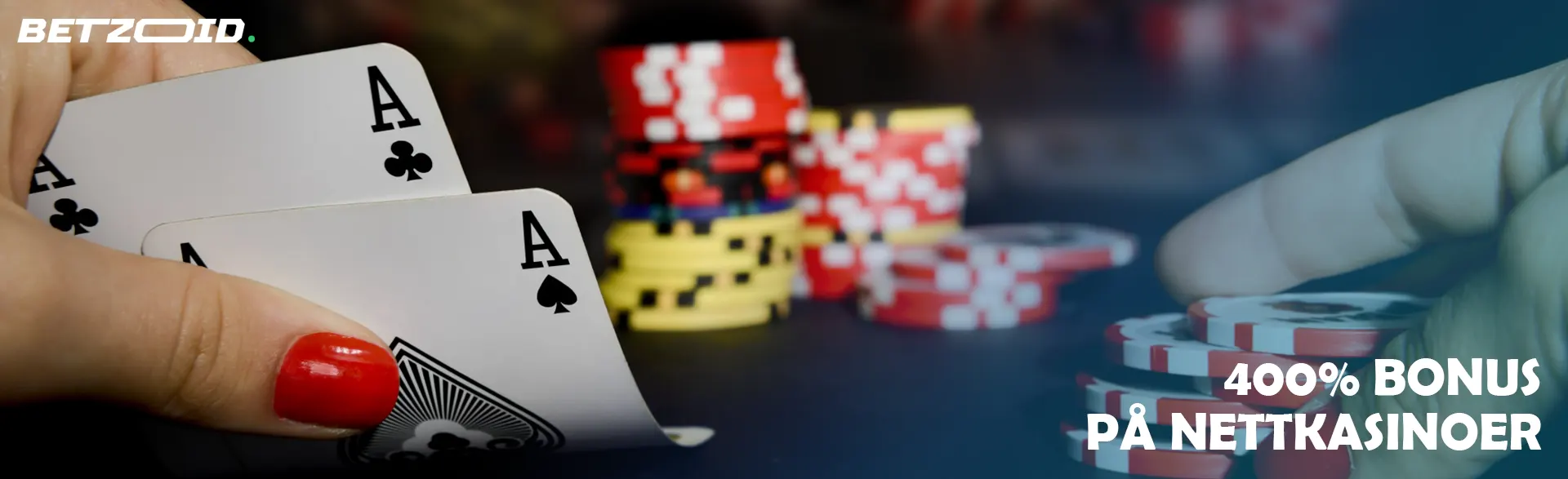 Spilleren holder kortene ved siden av kasinosjetonger.