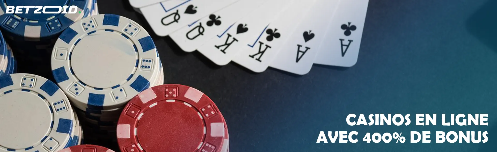 Jetons de casino à côté des cartes.