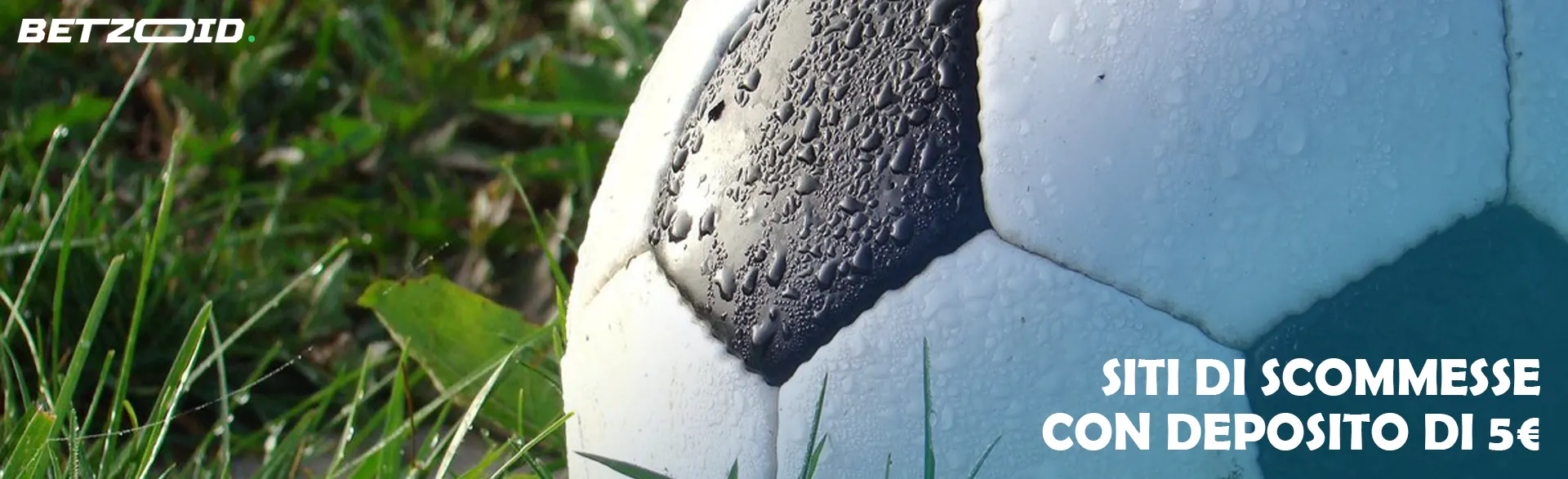 Pallone da calcio con rugiada sull'