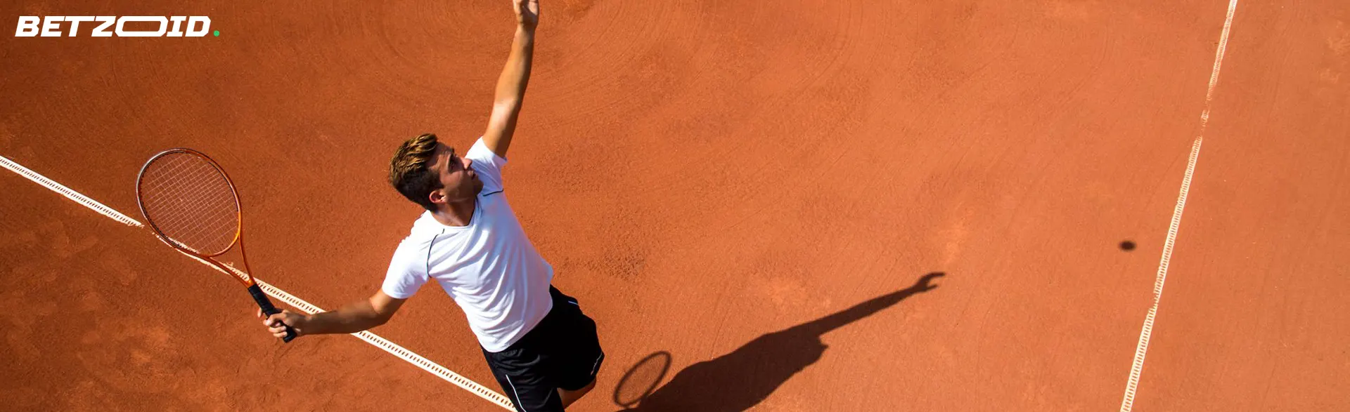 Un jugador de tenis intenta golpear la pelota.