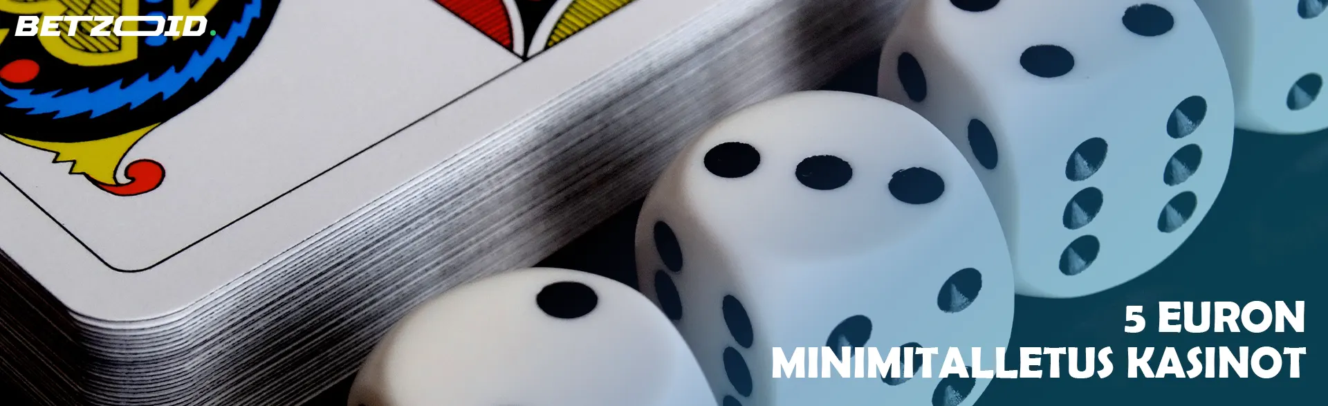 Noppa korttipakan vieressä.