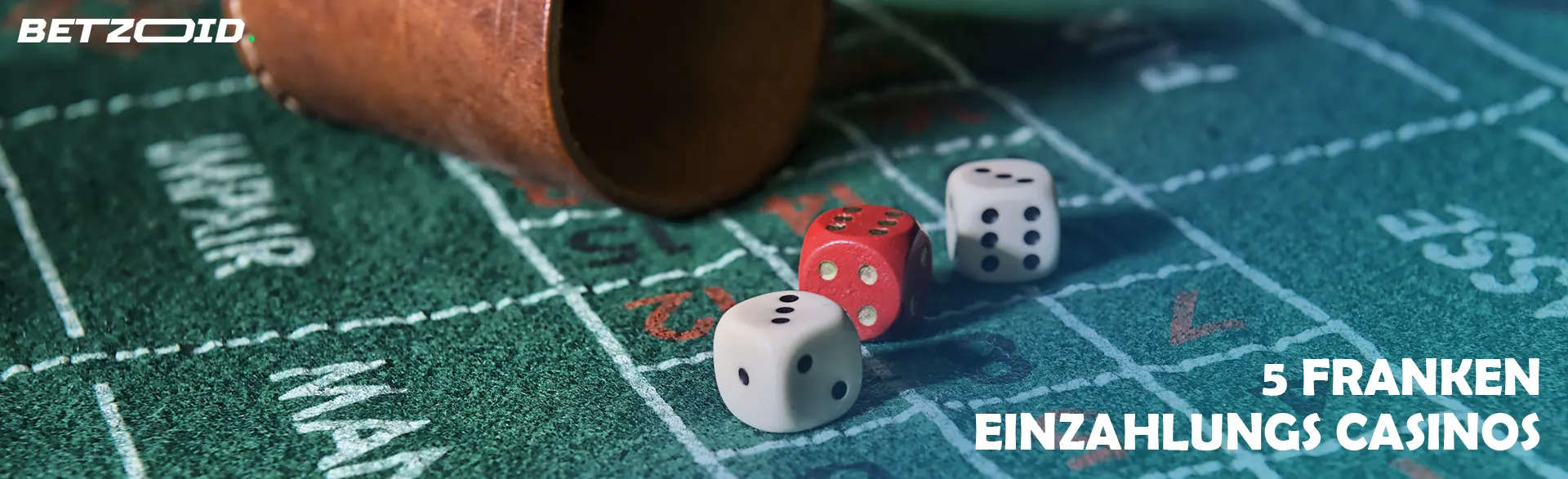 Würfel neben der Wurfschale.