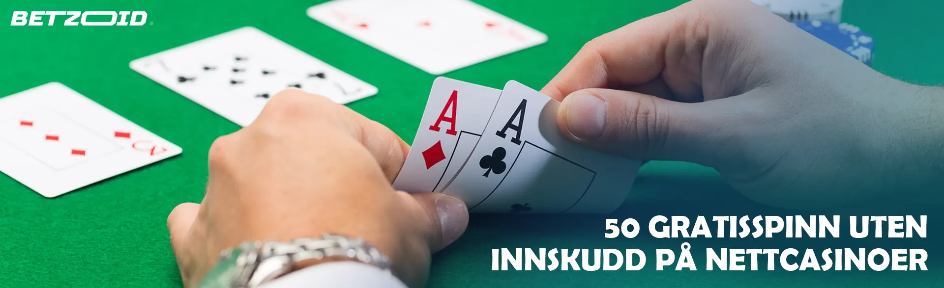 Spiller som holder kort på kasinobordbakgrunn.