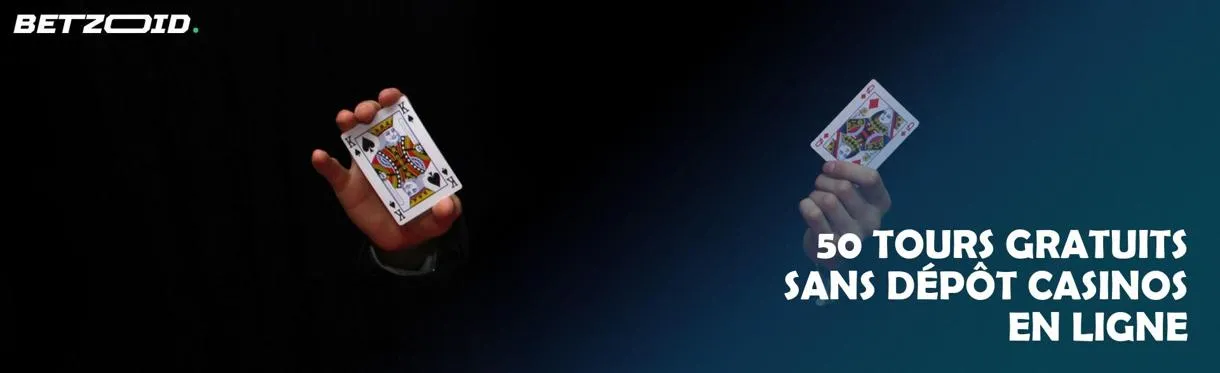 Un homme montre deux cartes sur fond sombre.