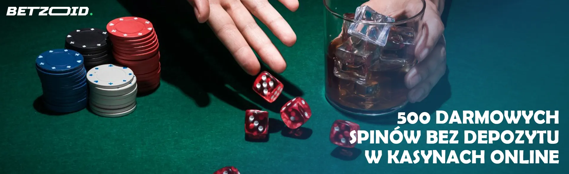 Gracz rzuca kostką obok szklanki napoju i żetonów kasynowych.