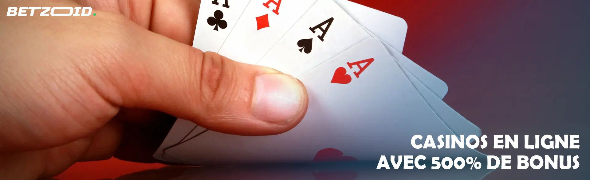 Cartes dans la main du joueur sur fond rouge.