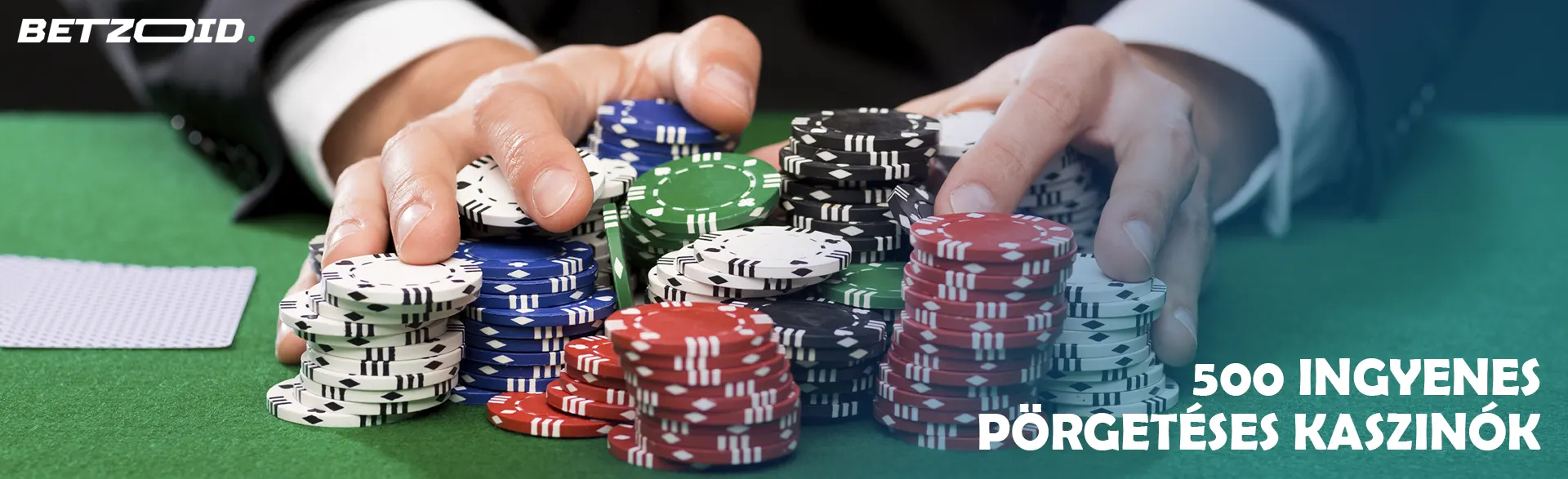 Egy játékos zsetonokat tart a kezében egy kaszinóasztalnál.