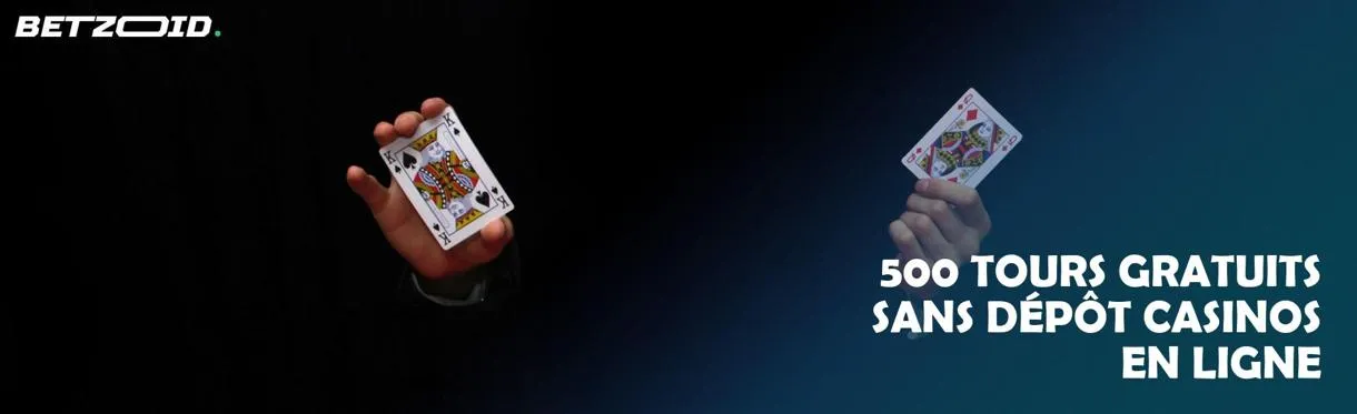 Un homme montre deux cartes sur fond sombre.