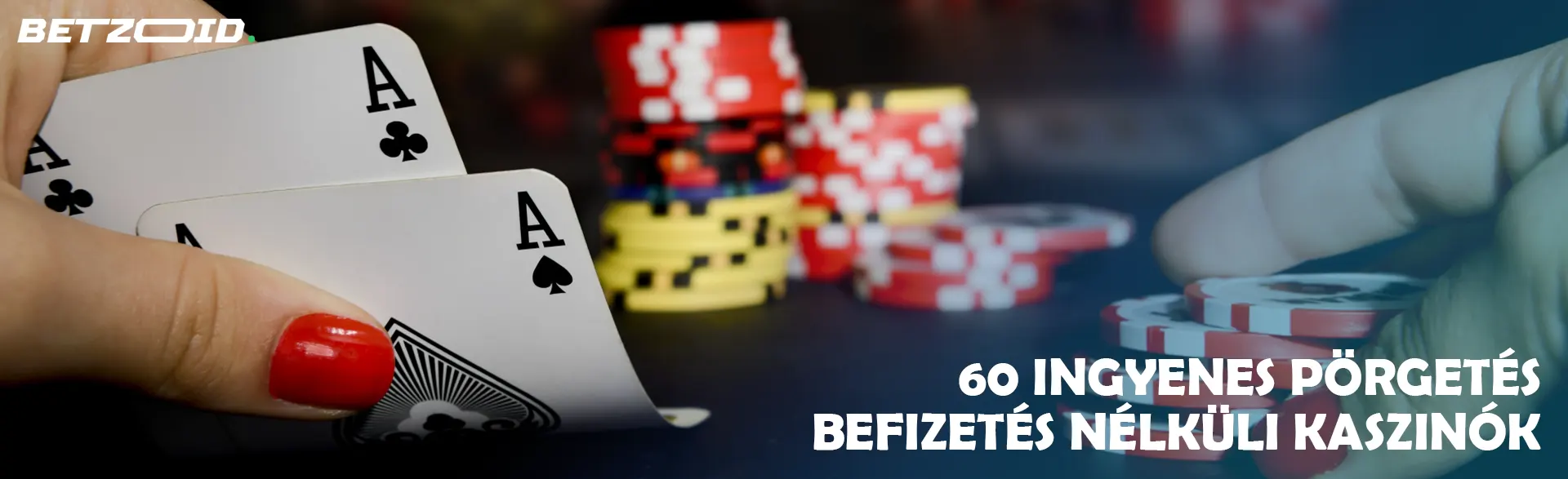 Egy játékos kártyákat tart a kaszinó zsetonok hátterében.