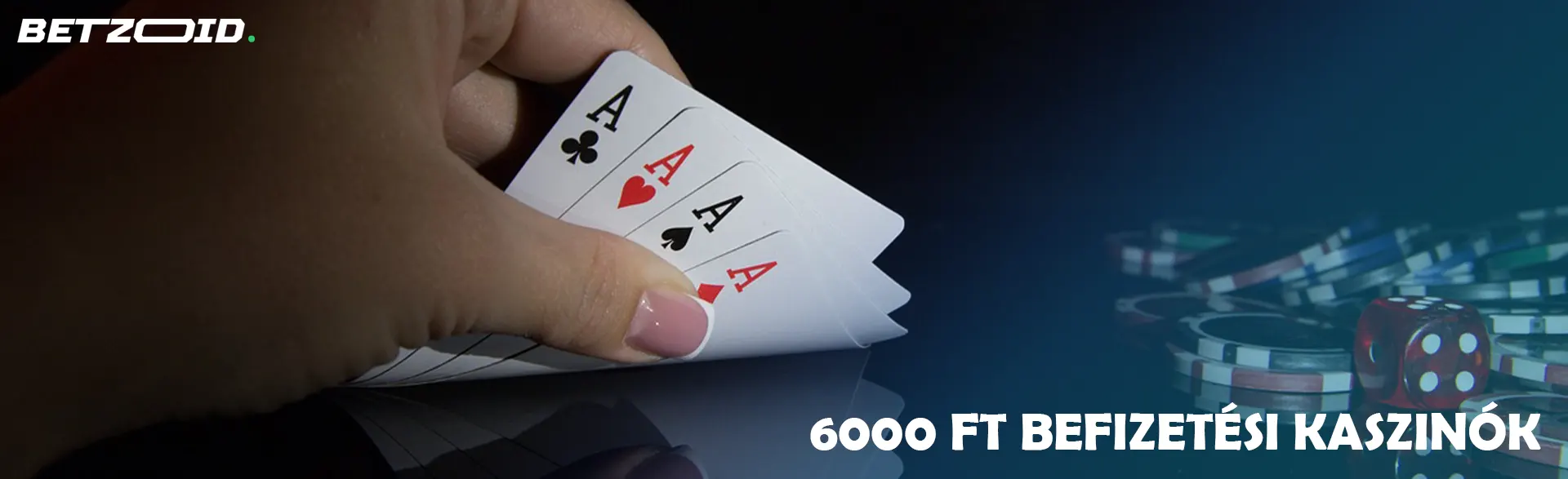 A játékos kaszinó zsetonok és kockák mellett kártyákat tart.