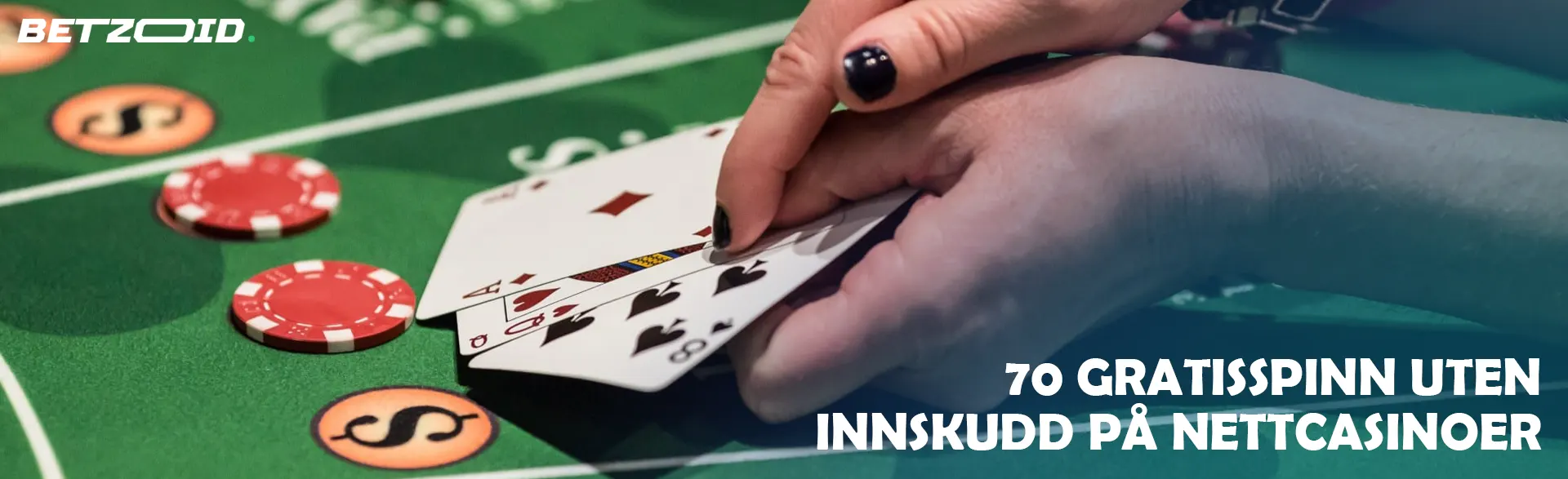 En spiller holder kort på et kasinobord.